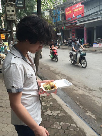 Nhà hàng “đầu độc” sinh viên bằng thùng nhựa?