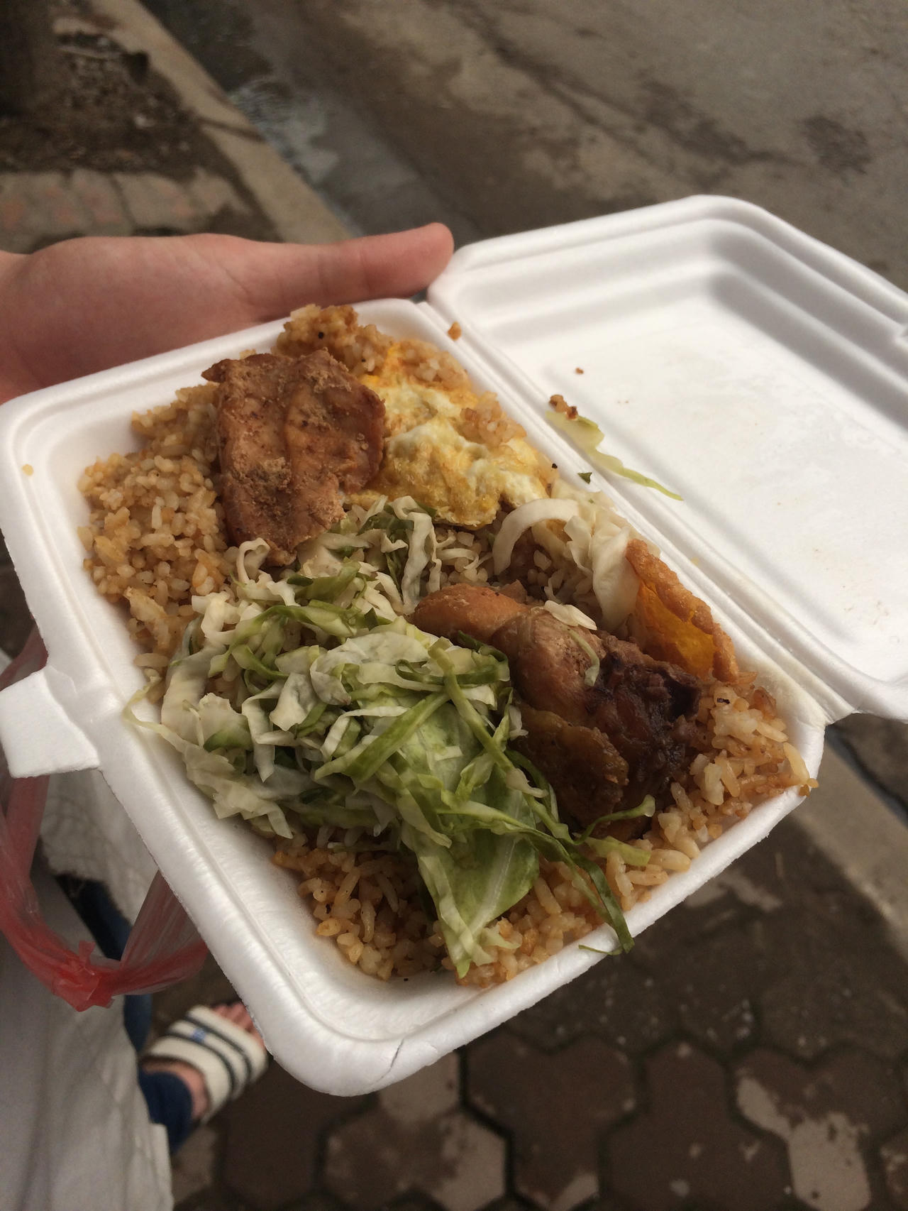 Nhà hàng “đầu độc” sinh viên bằng thùng nhựa?