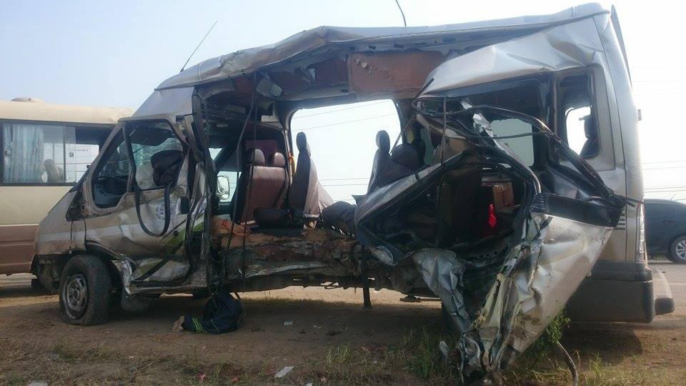 Cảnh tượng xe khách nát bét sau vụ tai nạn trên quốc lộ 32