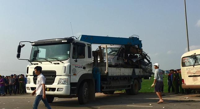 Cảnh tượng xe khách nát bét sau vụ tai nạn trên quốc lộ 32