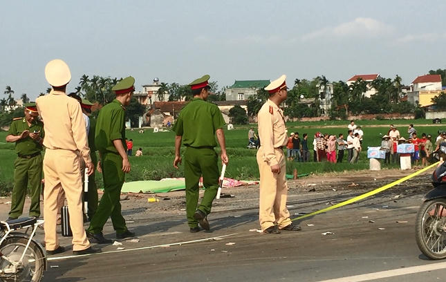 Cảnh tượng xe khách nát bét sau vụ tai nạn trên quốc lộ 32