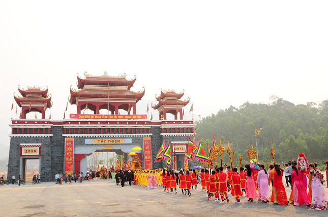 Hàng vạn du khách chen chân về Tây Thiên trong ngày khai hội