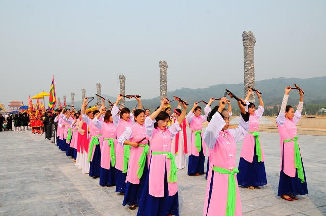 Hàng vạn du khách chen chân về Tây Thiên trong ngày khai hội