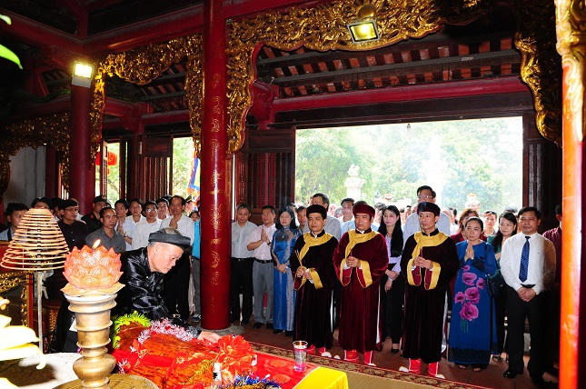 Hàng vạn du khách chen chân về Tây Thiên trong ngày khai hội