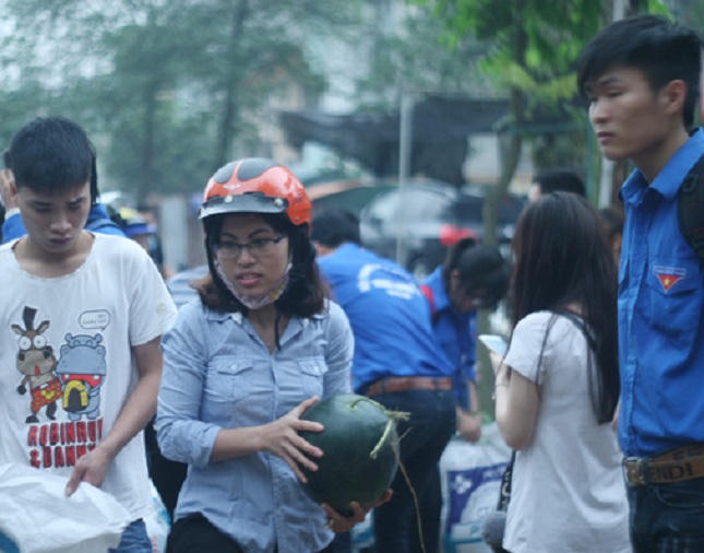 Hà Nội thu mua hàng chục tấn dưa hấu ủng hộ nông dân Quảng Nam