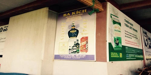 Nhiều biển quảng cáo phản cảm "chềnh ềnh" tại khu danh thắng Yên Tử