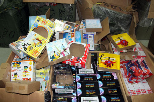 Bắt giữ 2 xe ô tô chở đồ chơi, quần áo không rõ nguồn gốc