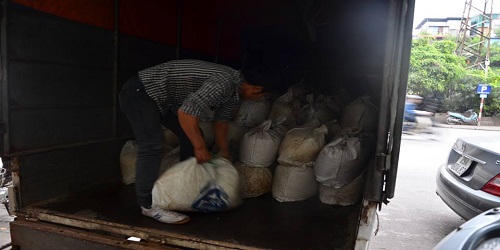 Hà Nội : Bắt 6 tấn me chua, ngó sen hết hạn sử dụng