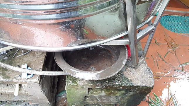 Người dân hú vía khi chứng kiến bình nước sập đổ trên mái