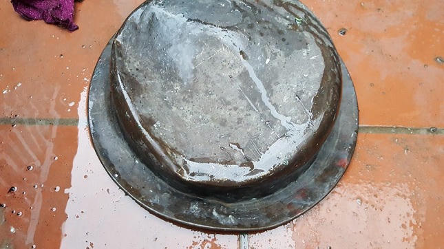 Người dân hú vía khi chứng kiến bình nước sập đổ trên mái