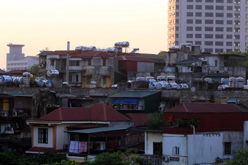 Người dân hú vía khi chứng kiến bình nước sập đổ trên mái