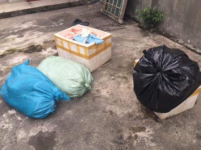 2 tạ gầu bò thối đang vận chuyển cho hàng phở ở Hà Nội