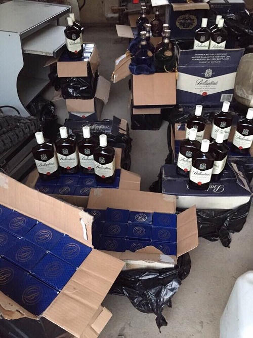 Phát hiện hàng trăm chai rượu lậu đang trên đường tiêu thụ ra Hà Nội