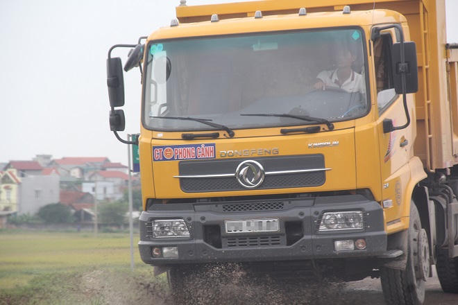 Những chiếc logo "hộ mệnh" và câu hỏi về nạn “bảo kê” xe quá tải?