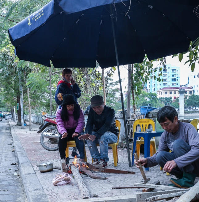 Hà Nội cực lạnh, người vô gia cư co ro trong buốt giá