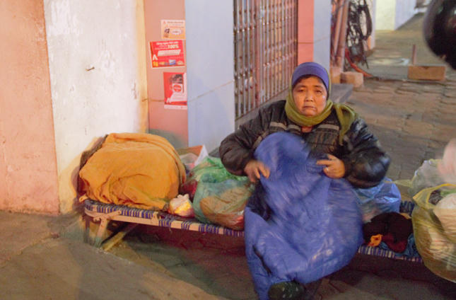 Hà Nội cực lạnh, người vô gia cư co ro trong buốt giá