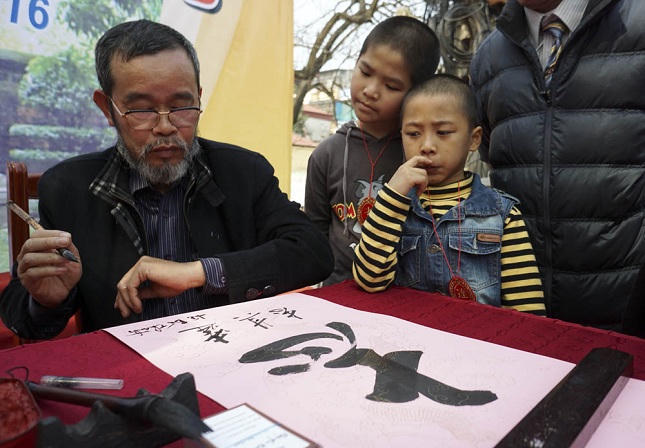 Lãnh đạo ngành giáo dục Hà Nội khai bút động viên tinh thần học