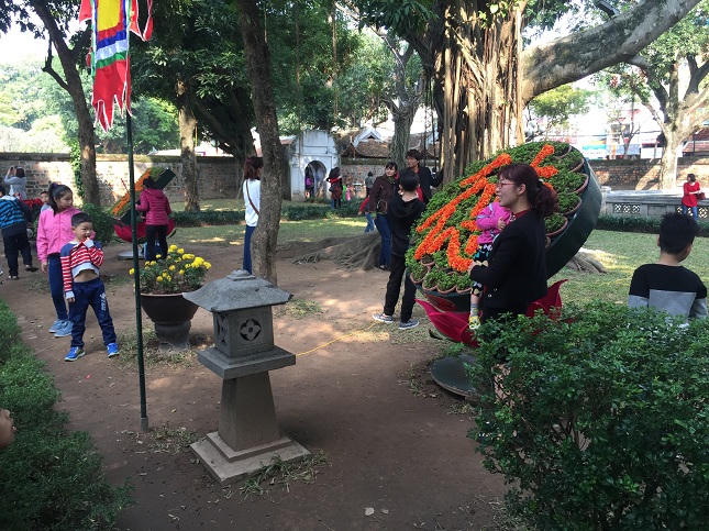 Hình ảnh không đẹp tại Văn Miếu ngày đầu xuân