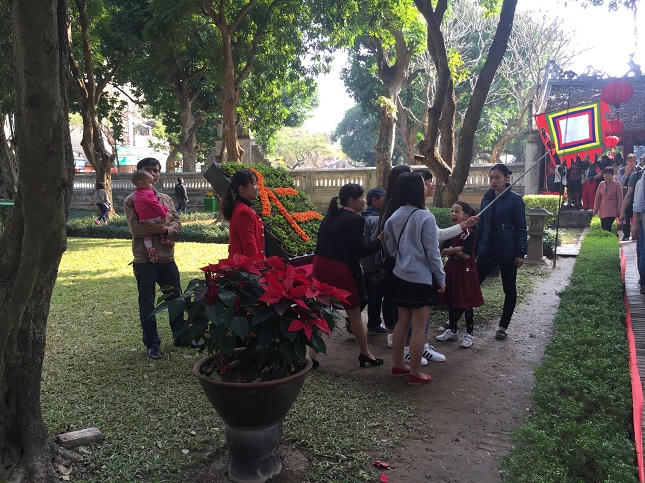 Hình ảnh không đẹp tại Văn Miếu ngày đầu xuân