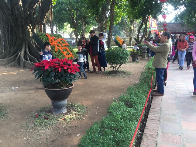 Hình ảnh không đẹp tại Văn Miếu ngày đầu xuân