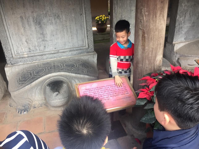 Hình ảnh không đẹp tại Văn Miếu ngày đầu xuân