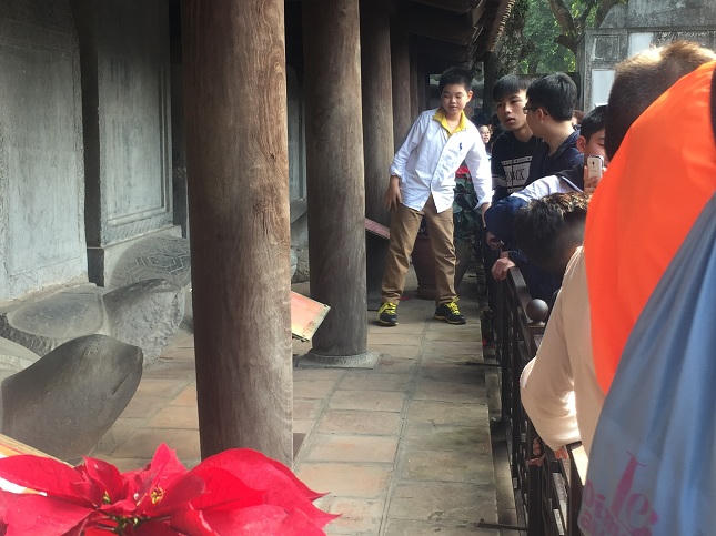 Hình ảnh không đẹp tại Văn Miếu ngày đầu xuân