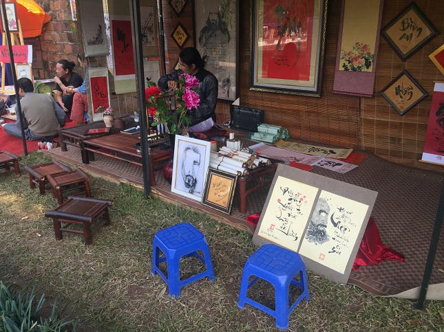 Hình ảnh không đẹp tại Văn Miếu ngày đầu xuân