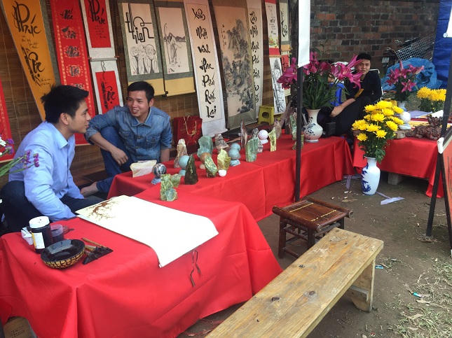 Hình ảnh không đẹp tại Văn Miếu ngày đầu xuân