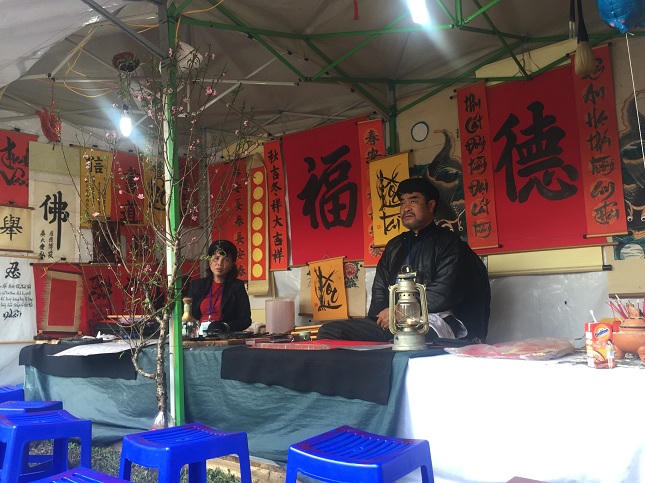 Hình ảnh không đẹp tại Văn Miếu ngày đầu xuân