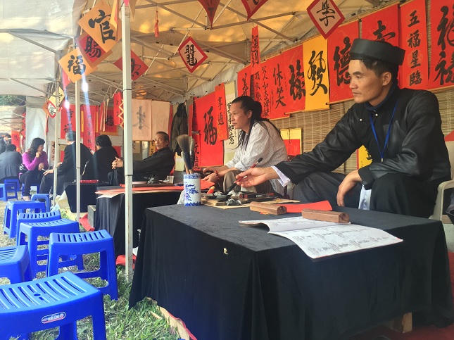 Hình ảnh không đẹp tại Văn Miếu ngày đầu xuân