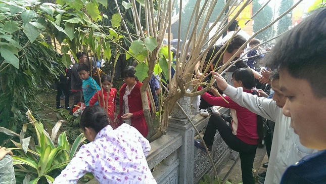 Cảnh tượng phản cảm ngày khai hội chùa Hương