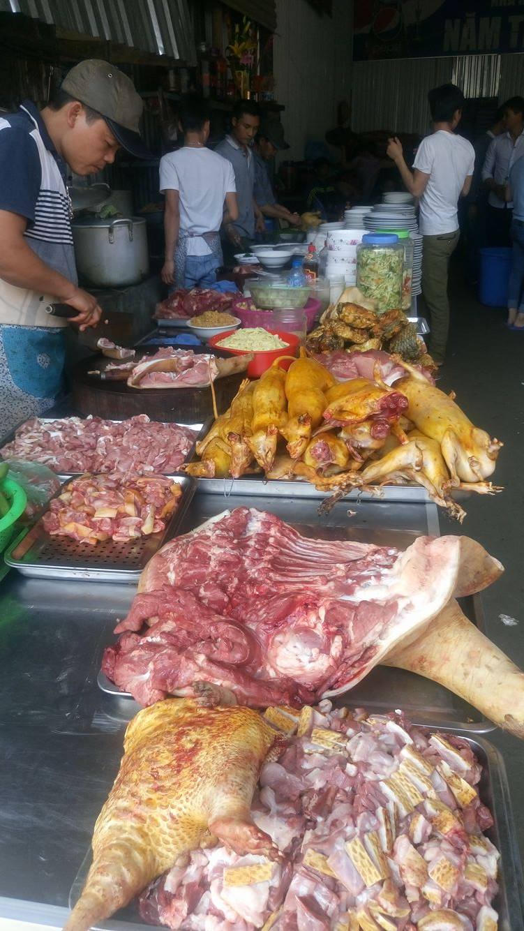 Cảnh tượng phản cảm ngày khai hội chùa Hương