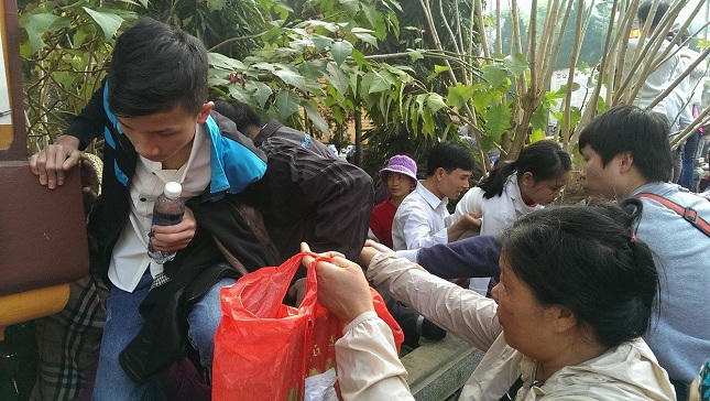 Cảnh tượng phản cảm ngày khai hội chùa Hương