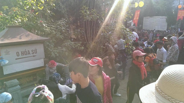 Cảnh tượng phản cảm ngày khai hội chùa Hương