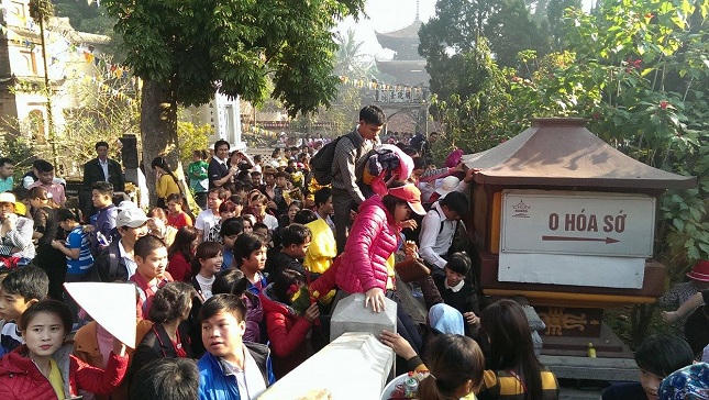 Cảnh tượng phản cảm ngày khai hội chùa Hương