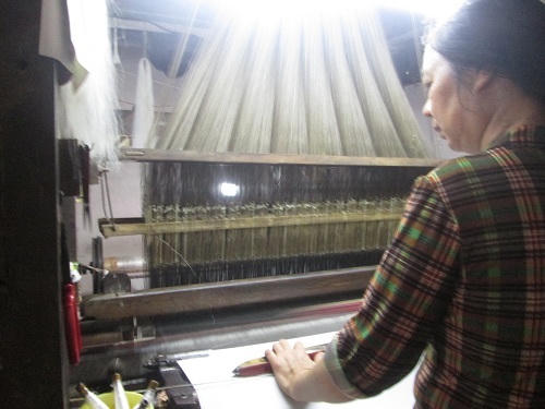 Bấp bênh nghề dệt lụa Vạn Phúc