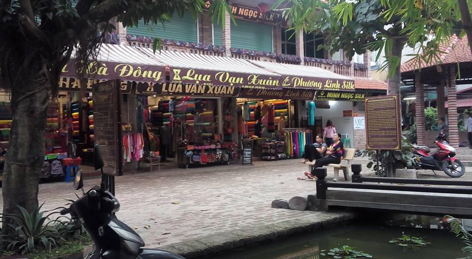 Bấp bênh nghề dệt lụa Vạn Phúc