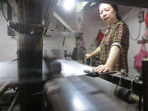 Bấp bênh nghề dệt lụa Vạn Phúc