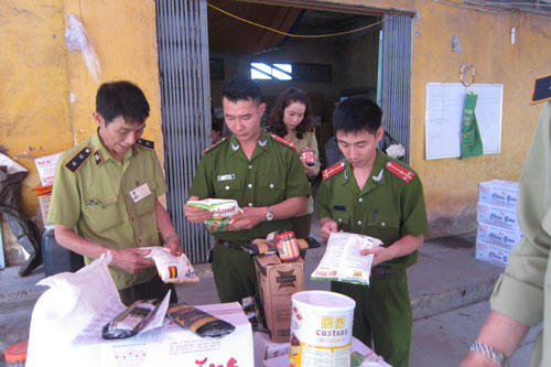 Phát hiện gần 1 tấn bột chiên giòn không nguồn gốc, giả nhãn hiệu