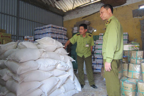 Phát hiện gần 1 tấn bột chiên giòn không nguồn gốc, giả nhãn hiệu