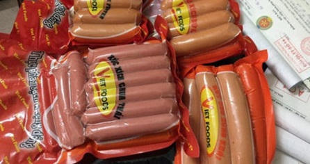 Phát hiện 2,2 tấn xúc xích chứa chất cấm gây ung thư tại Hà Nội