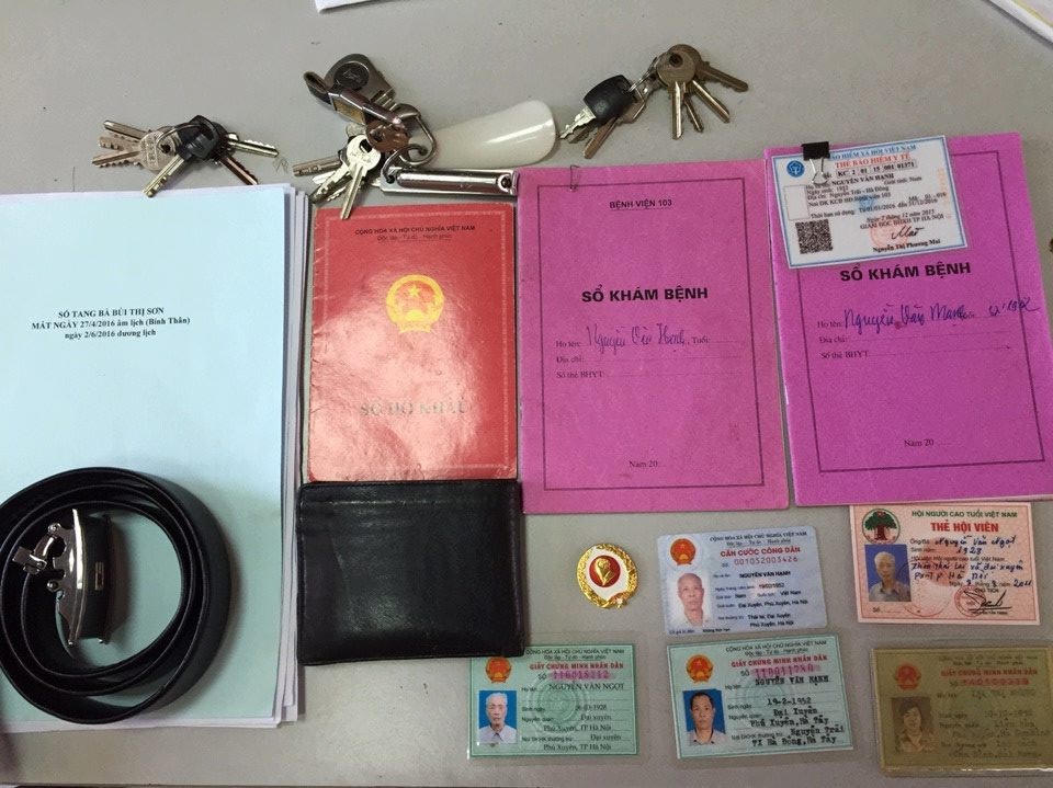 Hà Nội: CSGT trả lại số tài lớn cùng nhiều giấy tờ cho người đánh rơi