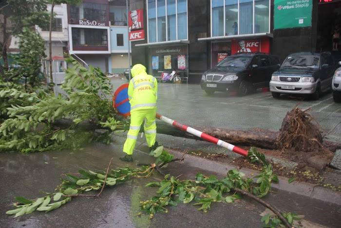 CSGT Hà Nội huy động 100% lực lượng, phương tiện chống bão