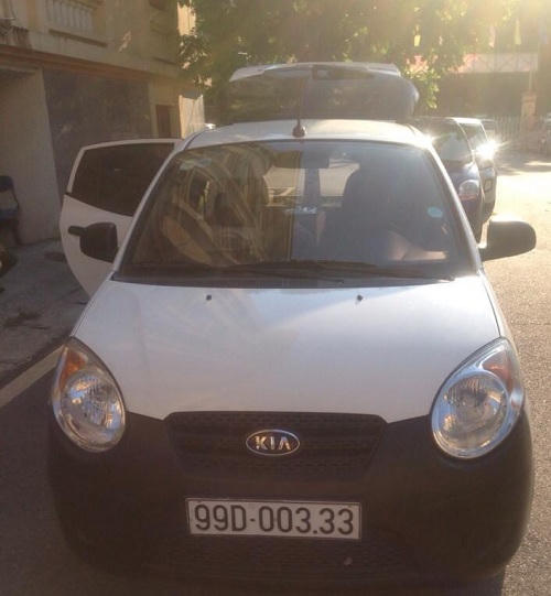 Hà Nội: Phát hiện ô tô con vận chuyển nhiều hàng gia dụng lậu