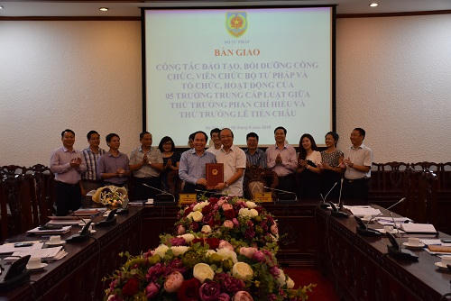 Thứ trưởng Phan Chí Hiếu bàn giao công tác cho Thứ trưởng Lê Tiến Châu