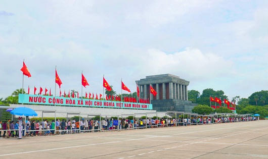 Lăng Bác đón hàng vạn người trong ngày Tết Độc lập