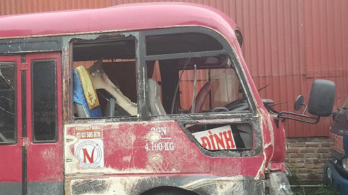 Hình ảnh thảm hại về xe khách lật trên cao tốc Pháp Vân - Cầu Giẽ