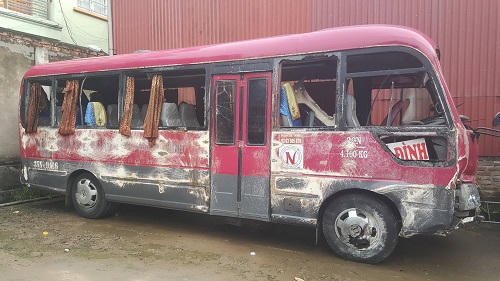 Hình ảnh thảm hại về xe khách lật trên cao tốc Pháp Vân - Cầu Giẽ