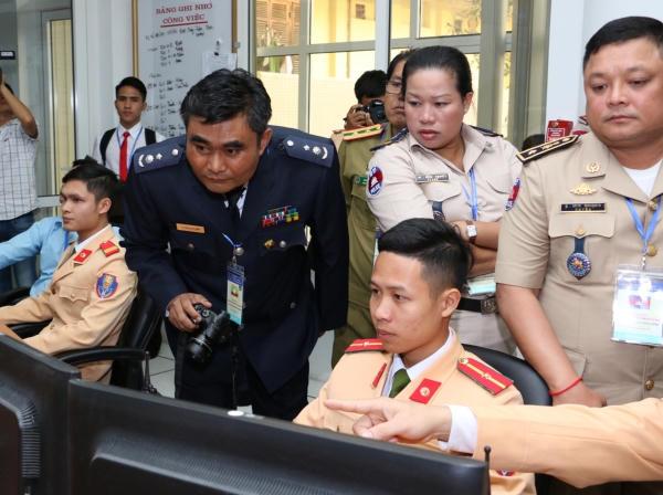 Đại diện CSGT các nước ASEAN tham quan Trung tâm điểu khiển giao thông Hà Nội