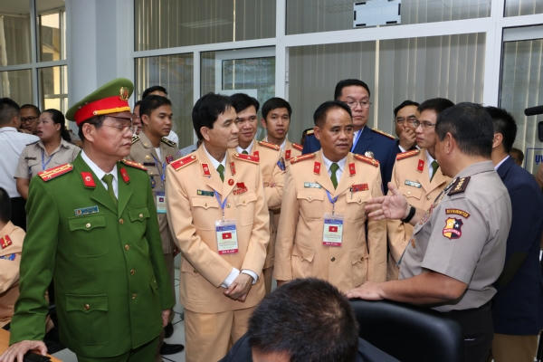 Đại diện CSGT các nước ASEAN tham quan Trung tâm điểu khiển giao thông Hà Nội